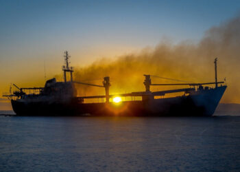 ЄС попереджає про екологічну загрозу через пошкоджений російський танкер у Середземному морі