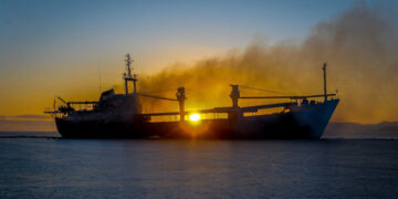 ЄС попереджає про екологічну загрозу через пошкоджений російський танкер у Середземному морі