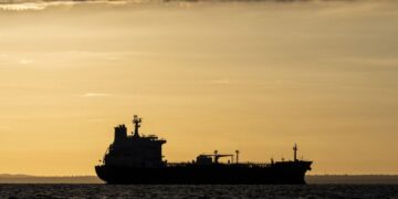 РФ спішить на допомогу: танкер з російською нафтою прямує до Куби