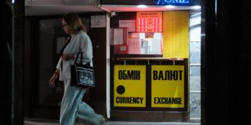 Долар та євро дешевшають після вихідних: курс валют на 30 березня