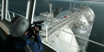 ЄС попередив про екологічну загрозу через російський танкер у Середземному морі