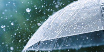 Шквальний вітер та дощі: на Київщині різко знизиться температура
