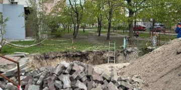 Вода, темрява і провал: у Києві дівчина травмувалась у відкритій ямі
