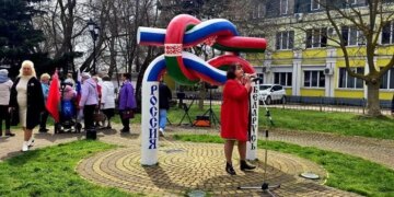 В окупованій Керчі пам’ятник дружби з Україною «перепрошили» під союз із Білоруссю