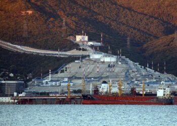 Найбільший чорноморський порт РФ працює з обмеженнями після атак України, – Bloomberg