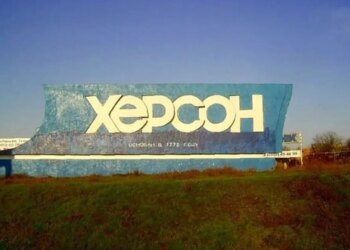 Російський дрон атакував "швидку" в Херсоні, троє медиків поранені