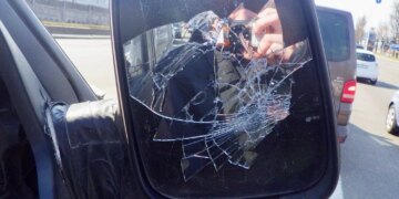 У Києві чоловік через дорожній конфлікт розбив дзеркало в авто військового і відібрав телефон, його затримали