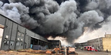 На терміналі "Нової пошти" пожежа охопила 3,6 тис. кв. м – у ДСНС показали наслідки атаки рф на Луцьк