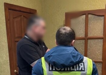 У Києві чоловік за 1700 доларів "допомагав" іноземцям легалізуватись в Україні