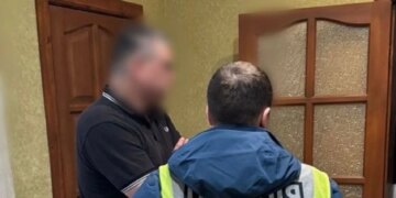 У Києві чоловік за 1700 доларів "допомагав" іноземцям легалізуватись в Україні