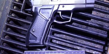 У Києві чоловік влаштував стрілянину на вулиці, є поранена