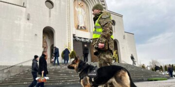 Під час Великодня посилено патрулювання з перевірками на вибухівку у понад 160 храмах Києва – поліція