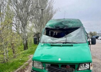 Ворог вдарив по рейсовому мікроавтобусу на Нікопольщині – 4 поранених, серед них дитина