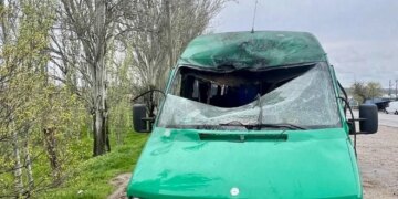 Ворог вдарив по рейсовому мікроавтобусу на Нікопольщині – 4 поранених, серед них дитина