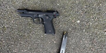 У Києві чоловік розгулював вулицями з пістолетом, його затримали