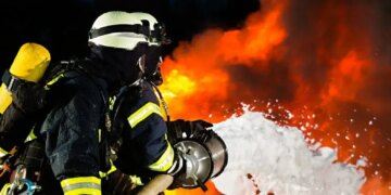 Ворог вночі атакував Дніпро: пожежі та пошкоджені будинки