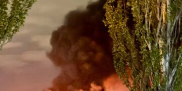 Ворог знову атакував Дніпро – зайнялася пожежа на обʼєкті інфраструктури