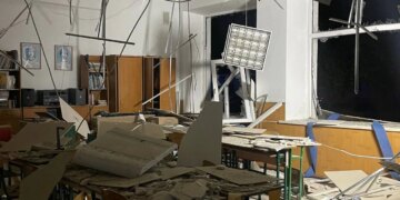 Друга хвиля атак дронів на Одесу – влучання у багатоповерхівку та дитсадок, є постраждалі