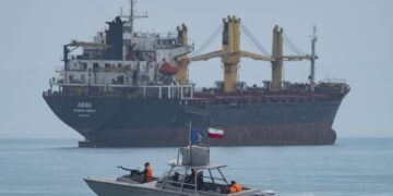 Блокаду знято? Перші судна пройшли Ормузьку протоку, – CNN