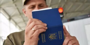 Виїзд чоловіків до 23 років за кордон: Мінсоцполітики пояснило, чи скасує дозвіл
