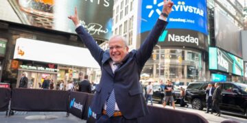 Навіщо “Київстар” вийшов на NASDAQ і чи можуть українці купити акції компанії: пояснення Комарова
