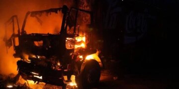 У Запоріжжі після атаки РФ палає автостоянка (фото)