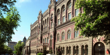 Долар та євро дорожчають: Нацбанк оголосив курс гривні на 28 квітня