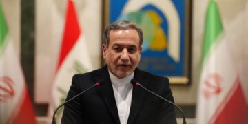 Іран відкрив Ормузьку протоку – глава МЗС