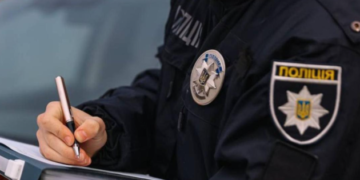 У Києві викрили чоловіка, який за гроші допомагав іноземцям легалізуватися в Україні