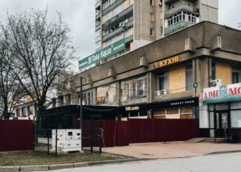 У Сумах з аварійного будинку, в який влучив російський дрон, відселять жителів