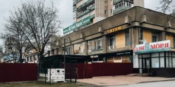 У Сумах з аварійного будинку, в який влучив російський дрон, відселять жителів