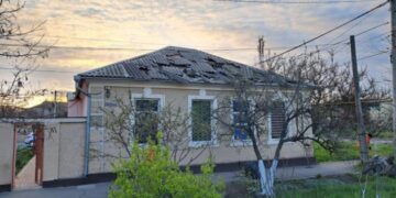 В Одесі комунальники ліквідують наслідки нічного обстрілу