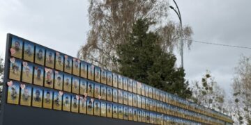 У Сарнах на Рівненщині відкрили Стіну Надії із портретами полонених і зниклих безвісти
