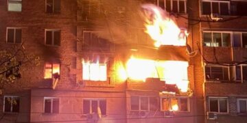 Ворог атакував Дніпро – пошкоджена житлова забудова, виникли пожежі
