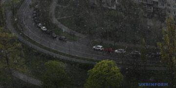 Сьогодні в Україні сильний вітер, подекуди дощ з мокрим снігом