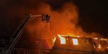 У Махачкалі сталася масштабна пожежа в багатоповерхівці: обвалився дах