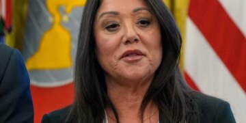 Гранти, алкоголь і службовий роман: міністерка праці США подала у відставку