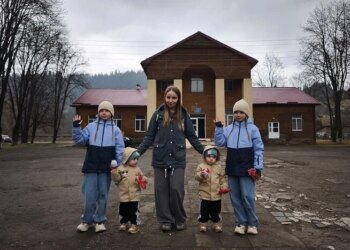 Буковинка двічі поспіль народила двійнят: як живе незвична родина