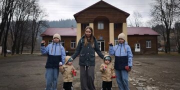 Буковинка двічі поспіль народила двійнят: як живе незвична родина