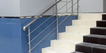 Металеві огородження в сучасному будівництві: як обрати довговічну систему