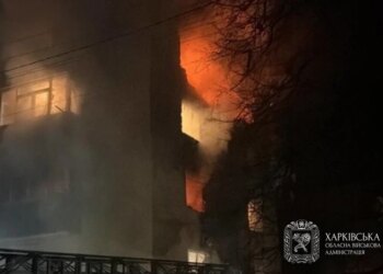 У Чугуєві російський безпілотник влучив у п’ятиповерхівку