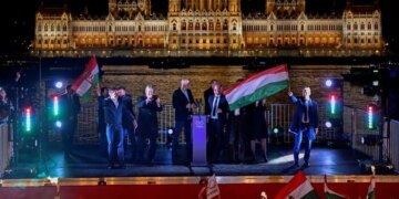 «Росіяни, геть додому». У Будапешті святкують перемогу Мадяра (фото, відео)