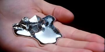 Вчені розкрили нову таємницю металу, який плавиться в долоні