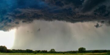 Вчені з’ясували, що мікроби в землі можуть викликати дощ