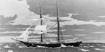 Зниклі без сліду: знайдено корабель, який дрейфував сам із накритим столом