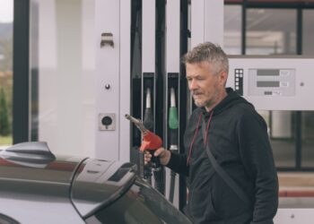 Прірва в 7 гривень на літрі: чому ціни на АЗС різняться і коли пальне почне дешевшати