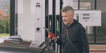 Прірва в 7 гривень на літрі: чому ціни на АЗС різняться і коли пальне почне дешевшати