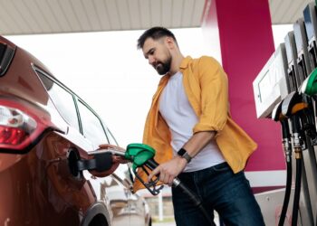 Ціни на АЗС пішли вниз: скільки коштує пальне ввечері 17 квітня