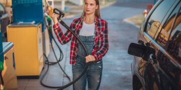 АЗС знову “переписали” ціни: де пальне подешевшало 18 квітня