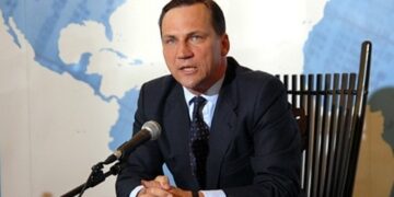 Сікорський: долю путіна може вирішити його власне оточення